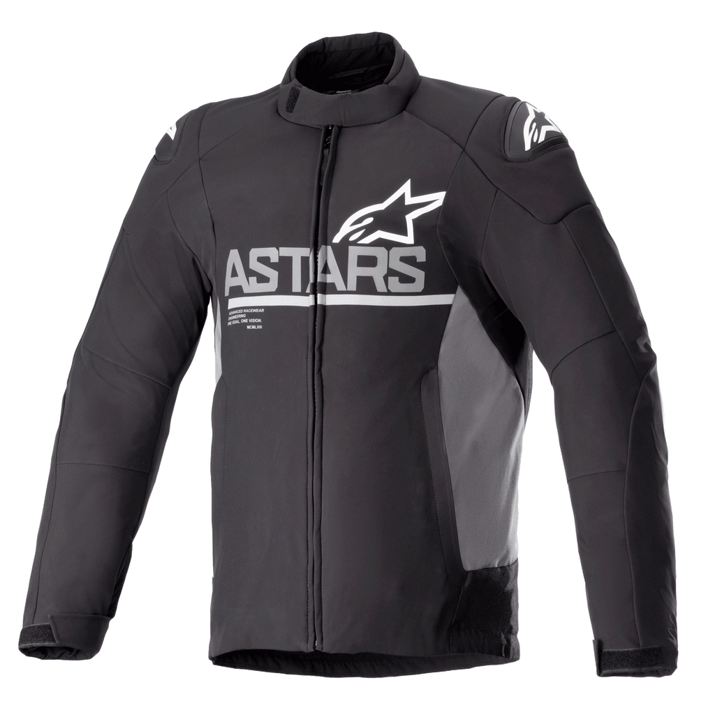 Alpinestars SMX Waterproof Jacket, kurtka motocyklowa, czarna z ciemnoszarymi panelami bocznymi, białe logo ASTARS na klatce piersiowej i gwiazdy na ramionach, konstrukcja tekstylna i softshellowa, pełny zamek z przodu, wysoki kołnierz oraz regulowane mankiety na rzepy