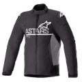 Alpinestars SMX Waterproof Jacket, kurtka motocyklowa, czarna z ciemnoszarymi panelami bocznymi, białe logo ASTARS na klatce piersiowej i gwiazdy na ramionach, konstrukcja tekstylna i softshellowa, pełny zamek z przodu, wysoki kołnierz oraz regulowane mankiety na rzepy