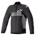 Alpinestars SMX Waterproof Jacket, kurtka motocyklowa, czarna z ciemnoszarymi panelami bocznymi, białe logo ASTARS na klatce piersiowej i gwiazdy na ramionach, konstrukcja tekstylna i softshellowa, pełny zamek z przodu, wysoki kołnierz oraz regulowane mankiety na rzepy