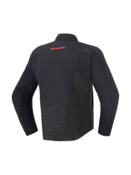 Alpinestars SMX Waterproof Jacket, czarna, widok z tyłu z czerwonym logo Alpinestars na górze pleców, przedłużony tył dla lepszej osłony, panele tekstylne i softshellowe, ochronna odzież motocyklowa do jazdy szosowej i sportowej