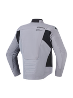 Wodoodporna kurtka Alpinestars SMX w kolorze ciemnoszaro-czarnym, widok z tyłu prezentujący konstrukcję tekstylną i softshellową, logo i grafika Alpinestars w górnej części pleców, czarne panele boczne i wydłużony profil tyłu zapewniający osłonę podczas jazdy, sportowa drogowa kurtka motocyklowa.