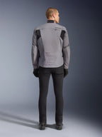 Alpinestars SMX Waterproof Jacket, widok z tyłu, kolor ciemnoszary i czarny, z czarnymi panelami tekstylnymi na ramionach i sportowym krojem, w zestawieniu z czarnymi spodniami i rękawicami dla kompletnego motocyklowego wyglądu