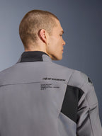 Alpinestars SMX Waterproof Jacket w kolorze ciemnoszarym i czarnym, zbliżenie na plecy i obszar ramion z widocznym brandingiem Alpinestars oraz ochraniaczem ramion DFS lite, na męskim modelu