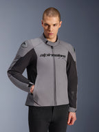 Alpinestars SMX Waterproof Jacket, ciemnoszara i czarna kurtka motocyklowa noszona przez modela, logo 'alpinestars' na piersi, ochraniacze ramion DFS Lite, sportowy design z materiałów tekstylnych i softshellowych do jazdy drogowej