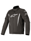 Alpinestars Gunner V2 Waterproof Jacket, czarna tekstylna kurtka motocyklowa z białym logo i pionowymi paskami, posiada regulowane paski na ramionach i w talii, wysoki kołnierz, zamek błyskawiczny z przodu, trwała wodoodporna ochrona podczas jazdy