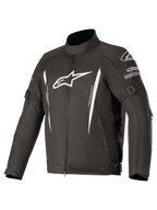 Alpinestars Gunner V2 Waterproof Jacket, czarna tekstylna kurtka motocyklowa z białym logo i pionowymi paskami, posiada regulowane paski na ramionach i w talii, wysoki kołnierz, zamek błyskawiczny z przodu, trwała wodoodporna ochrona podczas jazdy