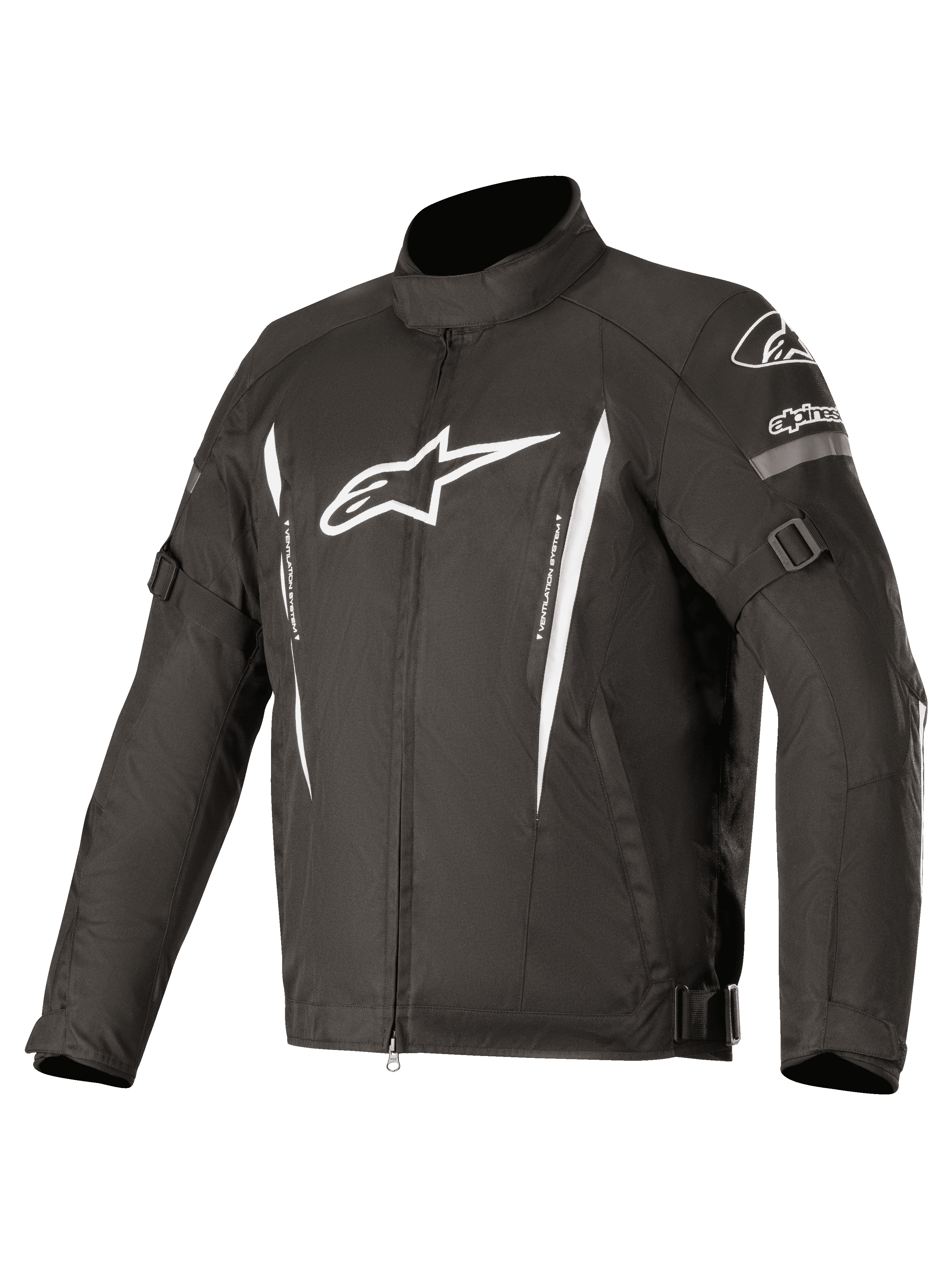 Alpinestars Gunner V2 Waterproof Jacket, czarna tekstylna kurtka motocyklowa z białym logo i pionowymi paskami, posiada regulowane paski na ramionach i w talii, wysoki kołnierz, zamek błyskawiczny z przodu, trwała wodoodporna ochrona podczas jazdy