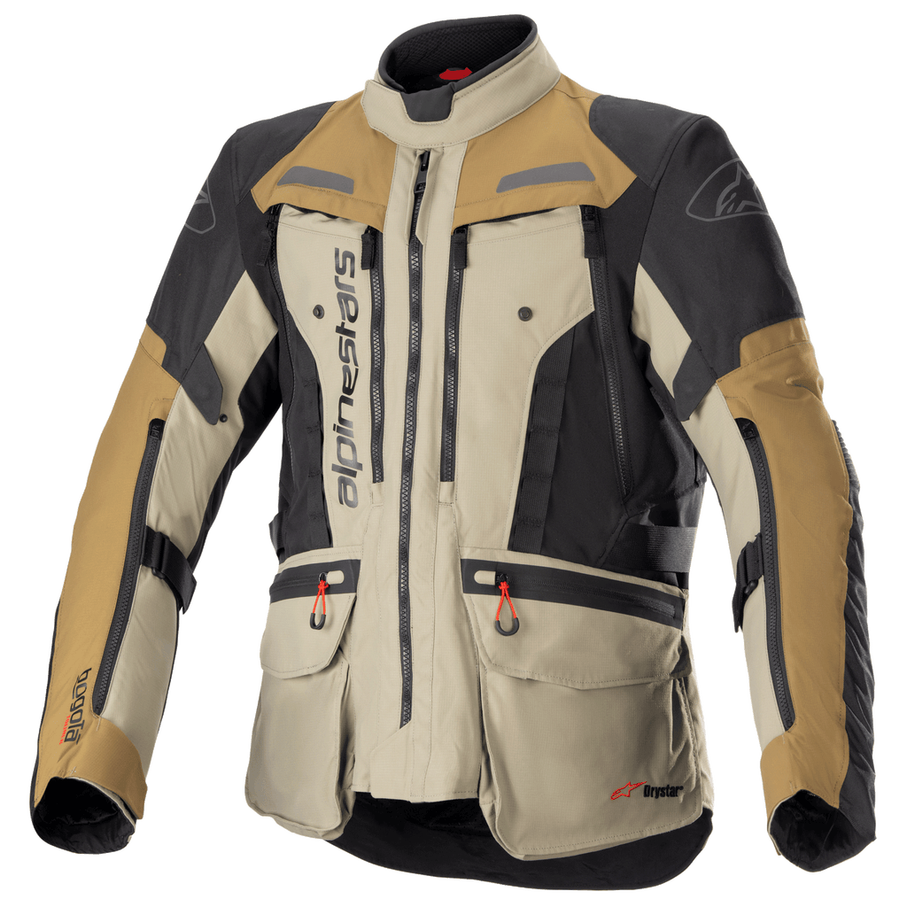 Alpinestars Bogota Pro Drystar Jacket, motocyklowa kurtka turystyczna adventure, beżowa, czarna i piaskowa, wodoodporna konstrukcja tekstylna, liczne kieszenie z czerwonymi uchwytami, wzmocnione strefy ochronne, wysoki kołnierz