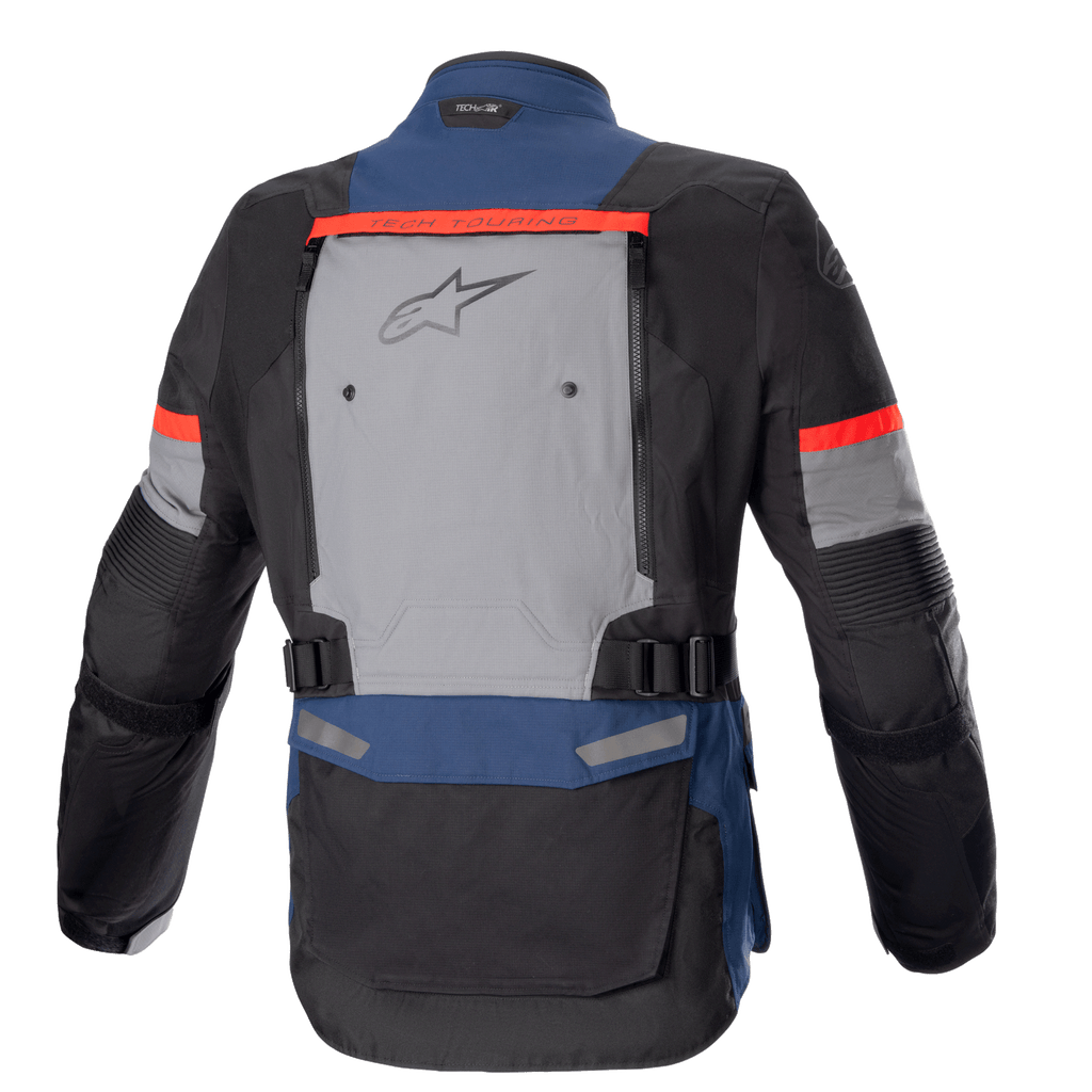 Kurtka Alpinestars Bogotá Pro Drystar®, motocyklowa kurtka adventure touring, ciemnoniebieska, czarna i jaskrawoczerwona, widok z tyłu z dużym szarym panelem wentylacyjnym z logo Alpinestars, czerwone akcenty „Tech Touring” i regulowane paski w talii