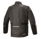 Kurtka Alpinestars Andes V3 Drystar®, kurtka motocyklowa, czarna, widok z tyłu przedstawiający dużą dolną kieszeń użytkową z logo Alpinestars, odblaskowe elementy na ramionach i regulowany pasek w talii, wytrzymała tekstylna konstrukcja do jazdy turystycznej adventure