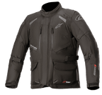 Alpinestars Andes V3 Drystar, motocyklowa kurtka turystyczna adventure, czarna z białym i czerwonym brandingiem, liczne wodoodporne kieszenie cargo, regulowane paski dla dopasowania, odporna na warunki pogodowe konstrukcja tekstylna, panele odblaskowe