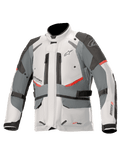 Kurtka Alpinestars Andes V3 Drystar, motocyklowa kurtka turystyczna adventure, jasnoszara i ciemnoszara z czerwonymi akcentami, wodoodporna konstrukcja tekstylna z paskami regulacyjnymi i otworami wentylacyjnymi na zamek, wysoki kołnierz dla ochrony w każdych warunkach pogodowych