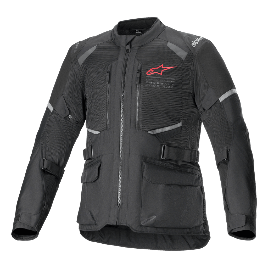Alpinestars Andes Air Drystar Jacket, czarna motocyklowa kurtka turystyczna adventure, widok z przodu, rozległe panele wentylacyjne z siatki, czerwone logo Alpinestars na piersi, odblaskowe elementy i przednie kieszenie cargo