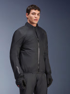 Alpinestars Andes Air Drystar® Jacket, wodoodporna membrana, czarna, prezentowana przez modela w czarnych rękawicach i spodniach, lekka tkanina techniczna z logo „Drystar” na rękawie, zdjęcie studyjne