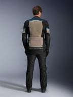 Kurtka Alpinestars Andes Air Drystar®, Black Laurel Gray Bright Blue, widok z tyłu ukazujący obszerny panel wentylacyjny z siatki, duża kieszeń w dolnej części pleców z logo Alpinestars, techniczna motocyklowa kurtka turystyczna noszona z pasującymi spodniami.