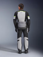 Kurtka Alpinestars Andes Air Drystar®, motocyklowa kurtka turystyczna, jasnoszara, ciemnoszara i czarna, widok z tyłu prezentujący obszerne panele siatkowe dla wentylacji, fluorescencyjne żółte akcenty i branding Alpinestars, noszona z pasującymi spodniami turystycznymi