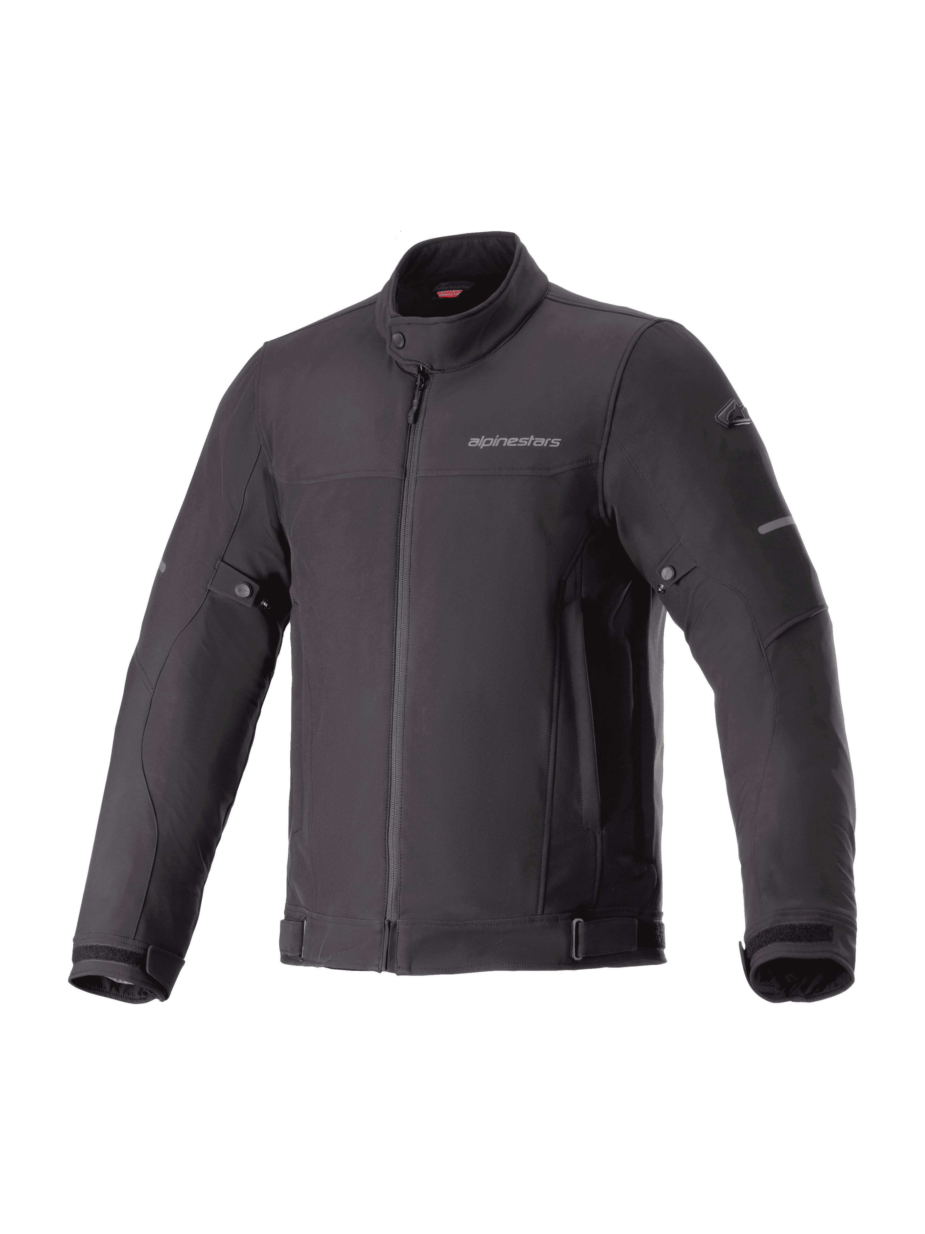 Alpinestars Husker Waterproof Jacket, czarna miejska kurtka motocyklowa, tkanina softshell o wysokiej gęstości, wysoki kołnierz z zatrzaskiem, pełny zamek z przodu, regulacja w pasie i mankietach, subtelne logo na piersi i odblaskowe akcenty na rękawach.