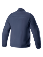 Alpinestars Husker Waterproof Jacket, kurtka motocyklowa, kolor Night Navy, widok z tyłu, elastyczny materiał softshell z subtelnym brandingiem na górnej części pleców, miejski styl, właściwości wodoodporne i wiatroszczelne