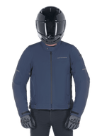 Alpinestars Husker Waterproof Jacket, kolor Night Navy, miejska kurtka motocyklowa, czarny kask integralny i szare rękawice, techniczny materiał softshell, subtelne logo