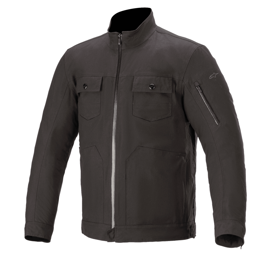 Alpinestars Solano Waterproof Jacket, miejska kurtka motocyklowa, czarna, wysoki prosty kołnierz z centralnym wodoodpornym zamkiem, dwie kieszenie na piersi zapinane na guziki, kieszeń na rękawie zapinana na zamek, swobodna konstrukcja tekstylna o gładkim wykończeniu