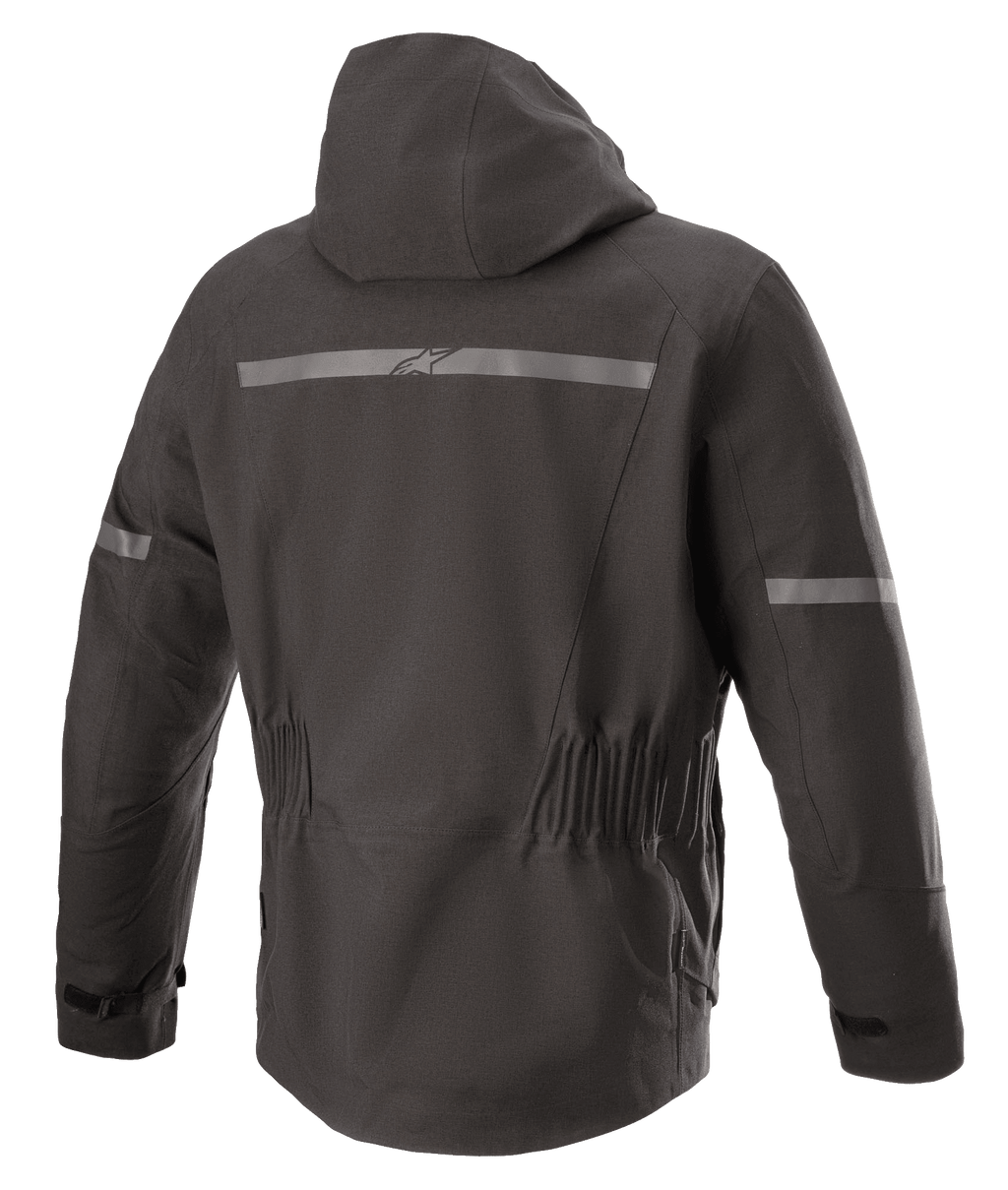 Kurtka Alpinestars Sirius Drystar® Techshell, kurtka motocyklowa, Melange Black, widok z tyłu ze zintegrowanym kapturem, odblaskowy pasek z logo Alpinestars, elastyczna talia i wydłużony tył dla lepszej osłony podczas jazdy.