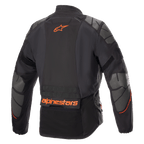 Kurtka Alpinestars AMT-10R Drystar® XF, motocyklowa kurtka adventure, czarna z pomarańczowym logo Alpinestars i szarymi panelami Superfabric na ramionach i łokciach, widok z tyłu, techniczna wielosezonowa odzież motocyklowa