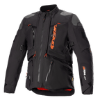 Alpinestars AMT-10R Drystar XF Jacket, motocyklowa kurtka turystyczna adventure, czarna z pomarańczowymi akcentami, szare wzmocnienia na ramionach, liczne zamki z pomarańczowymi uchwytami, regulowane paski, czerwona podszewka, techniczna odzież ochronna