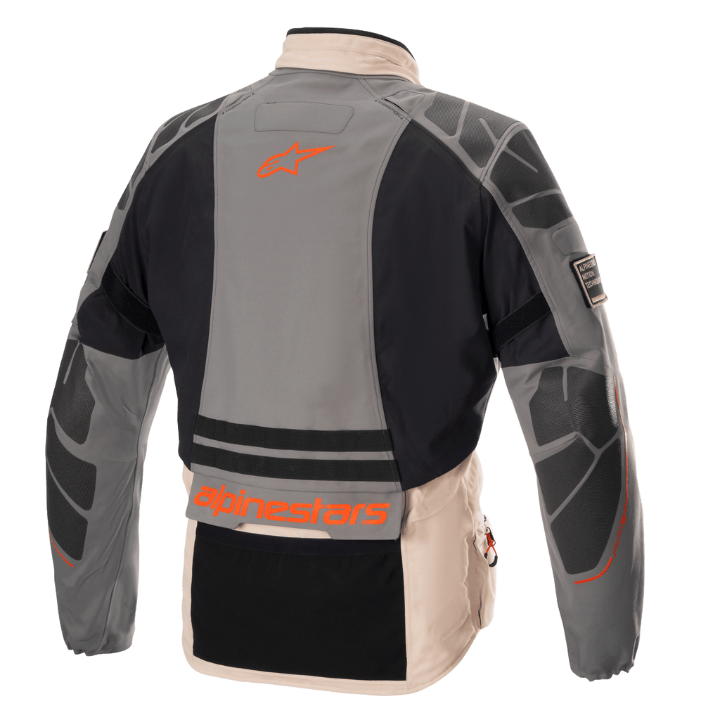 Kurtka Alpinestars AMT-10R Drystar® XF, przygodowa kurtka motocyklowa, szara, jasnobrązowa i pomarańczowa, widok z tyłu ukazujący ochronne wzmocnienia na barkach i łokciach, pomarańczowe logo i branding Alpinestars, modułowa konstrukcja tekstylna na każdą pogodę