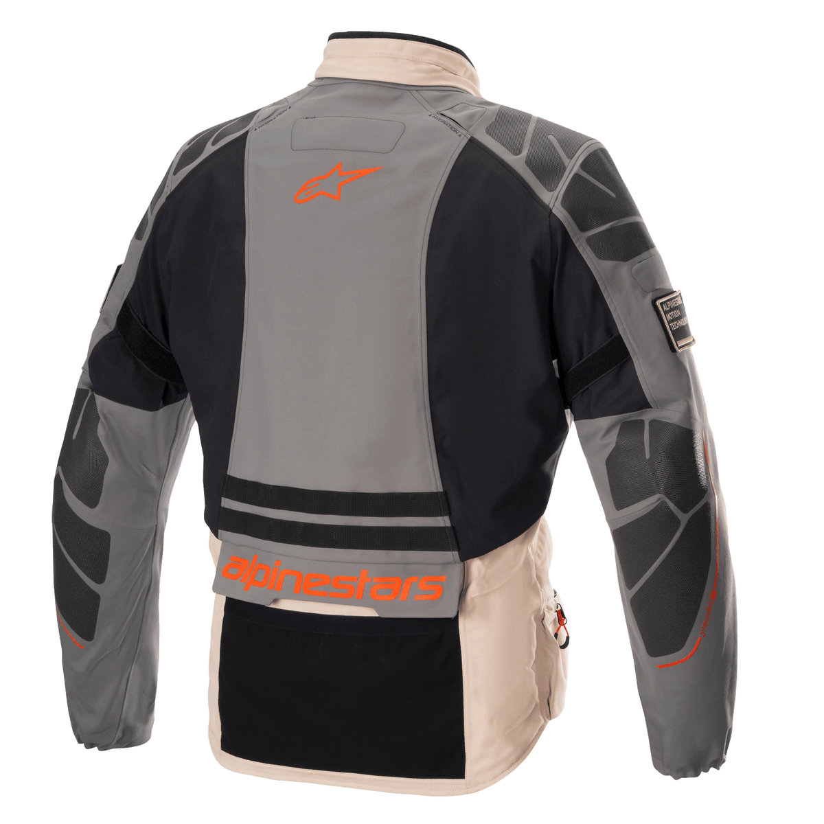Kurtka Alpinestars AMT-10R Drystar® XF, przygodowa kurtka motocyklowa, szara, jasnobrązowa i pomarańczowa, widok z tyłu ukazujący ochronne wzmocnienia na barkach i łokciach, pomarańczowe logo i branding Alpinestars, modułowa konstrukcja tekstylna na każdą pogodę