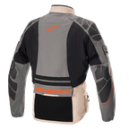 Kurtka Alpinestars AMT-10R Drystar® XF, przygodowa kurtka motocyklowa, szara, jasnobrązowa i pomarańczowa, widok z tyłu ukazujący ochronne wzmocnienia na barkach i łokciach, pomarańczowe logo i branding Alpinestars, modułowa konstrukcja tekstylna na każdą pogodę