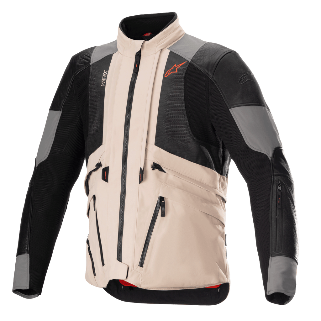 Kurtka Alpinestars AMT-10R Drystar XF w konfiguracji na upały, motocyklowa kurtka Adventure, kolor szary i jasnobrązowy z czarnymi panelami z siatki, modułowa konstrukcja zapewniająca maksymalny przepływ powietrza, liczne kieszenie i pomarańczowe logo Alpinestars na klatce piersiowej