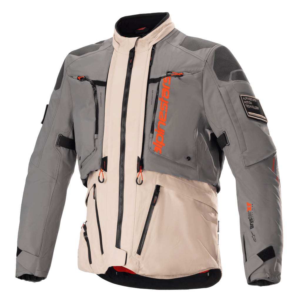 Kurtka Alpinestars AMT-10R Drystar XF, motocyklowa kurtka turystyczna adventure, szara i jasnobrązowa z pomarańczowymi akcentami Spicy Orange, modułowa konstrukcja tekstylna z zamkami z przodu, wzmocnione panele na ramionach i łokciach oraz wysoki kołnierz, profesjonalna ochronna odzież motocyklowa
