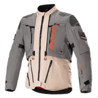Kurtka Alpinestars AMT-10R Drystar XF, motocyklowa kurtka turystyczna adventure, szara i jasnobrązowa z pomarańczowymi akcentami Spicy Orange, modułowa konstrukcja tekstylna z zamkami z przodu, wzmocnione panele na ramionach i łokciach oraz wysoki kołnierz, profesjonalna ochronna odzież motocyklowa