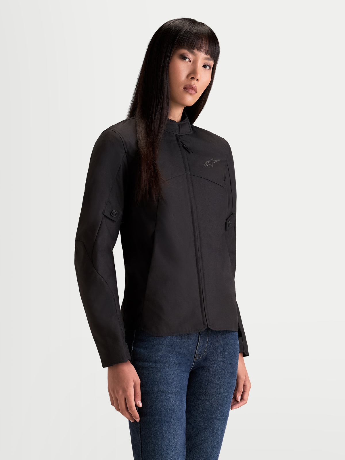 Alpinestars Stella C-1 Waterproof Kurtka motocyklowa damska miejska, czarna, widok z przodu na modelce prezentującej konstrukcję z materiału tekstylnego i ergonomiczny kołnierz