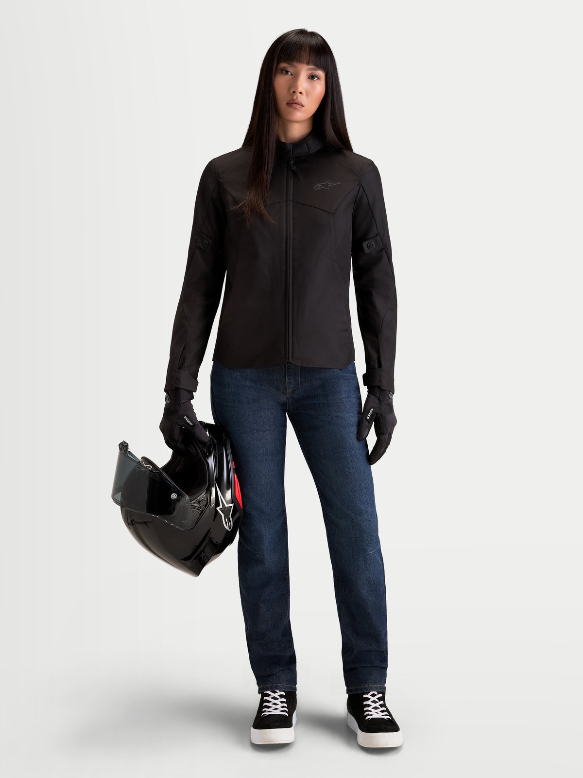 Alpinestars Stella C-1 Waterproof Kurtka, damska miejska kurtka motocyklowa tekstilna w kolorze czarnym, widok z przodu na modelkę trzymającą kask