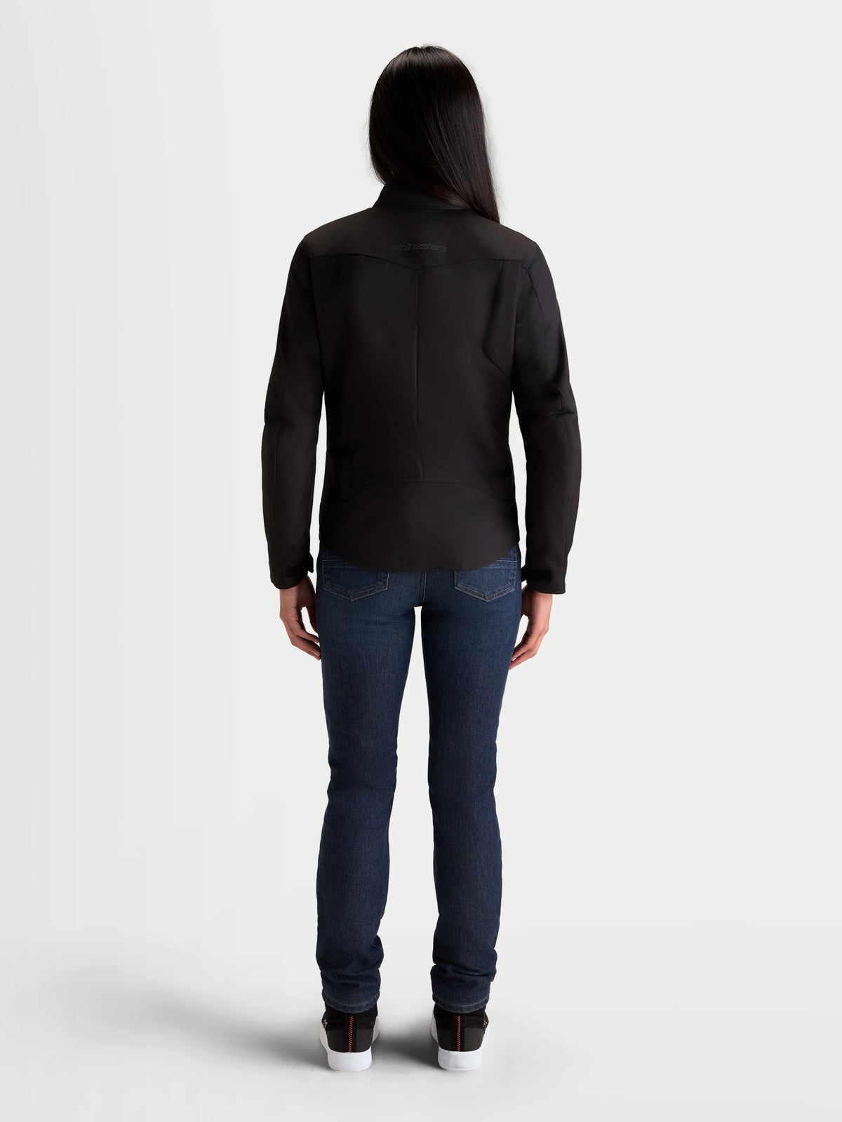 Alpinestars Stella C-1 Waterproof Kurtka motocyklowa damska miejska, czarna, widok z tyłu na modelkę prezentującą ergonomiczną konstrukcję pleców i wodoodporną powłokę