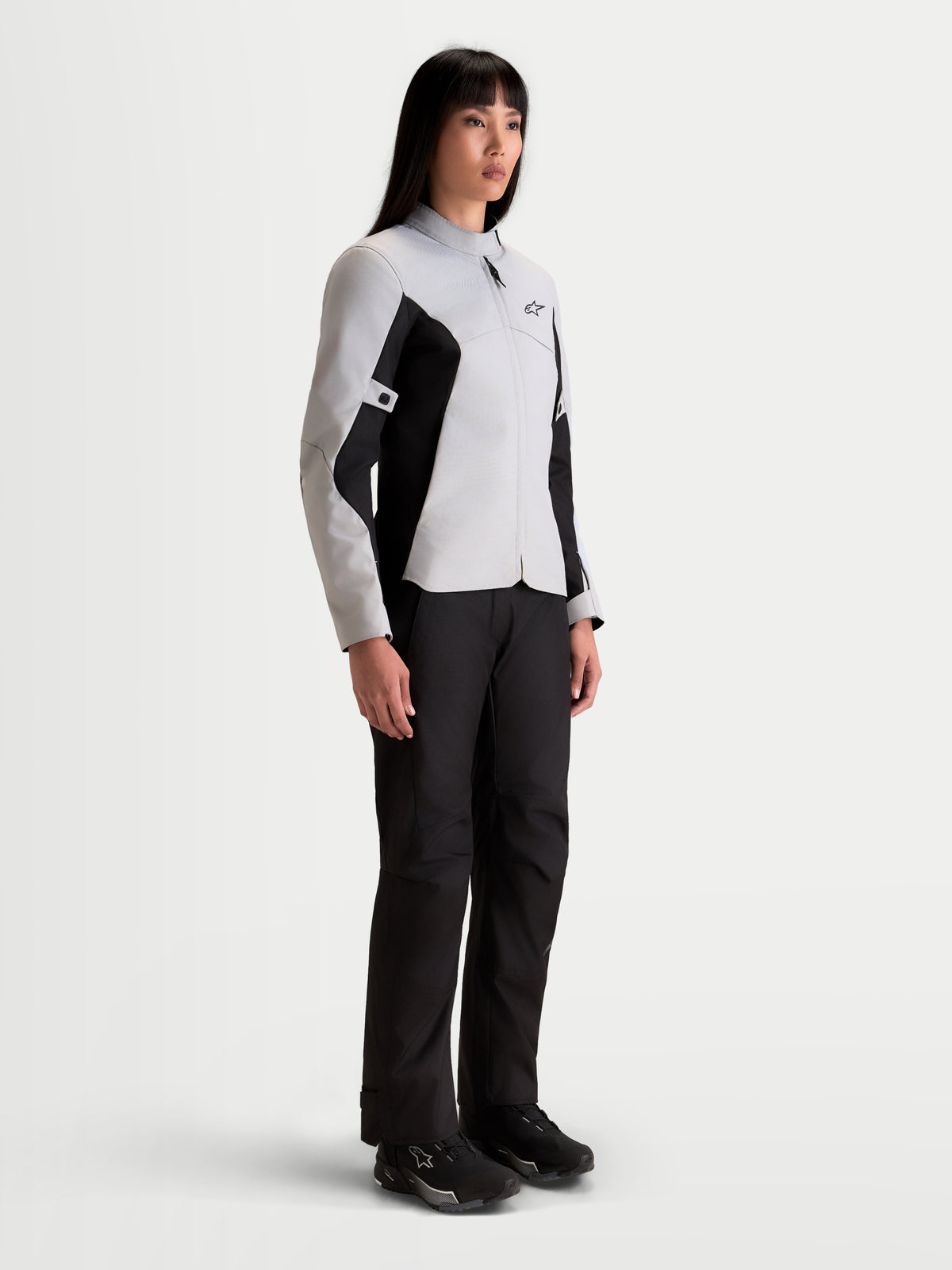 Alpinestars Stella C-1 Waterproof, damska kurtka motocyklowa miejska, szara i czarna, na modelce prezentującej wodoodporny krój do jazdy miejskiej i konstrukcję z miękkim kołnierzem