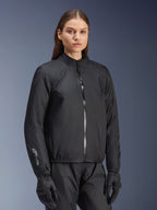 Alpinestars Stella Andes Air Drystar® Jacket, damska kurtka motocyklowa, czarna, z odpinaną wodoodporną membraną z pełnym zamkiem błyskawicznym i logo Drystar na rękawie, noszona z dopasowanymi czarnymi spodniami i rękawicami motocyklowymi