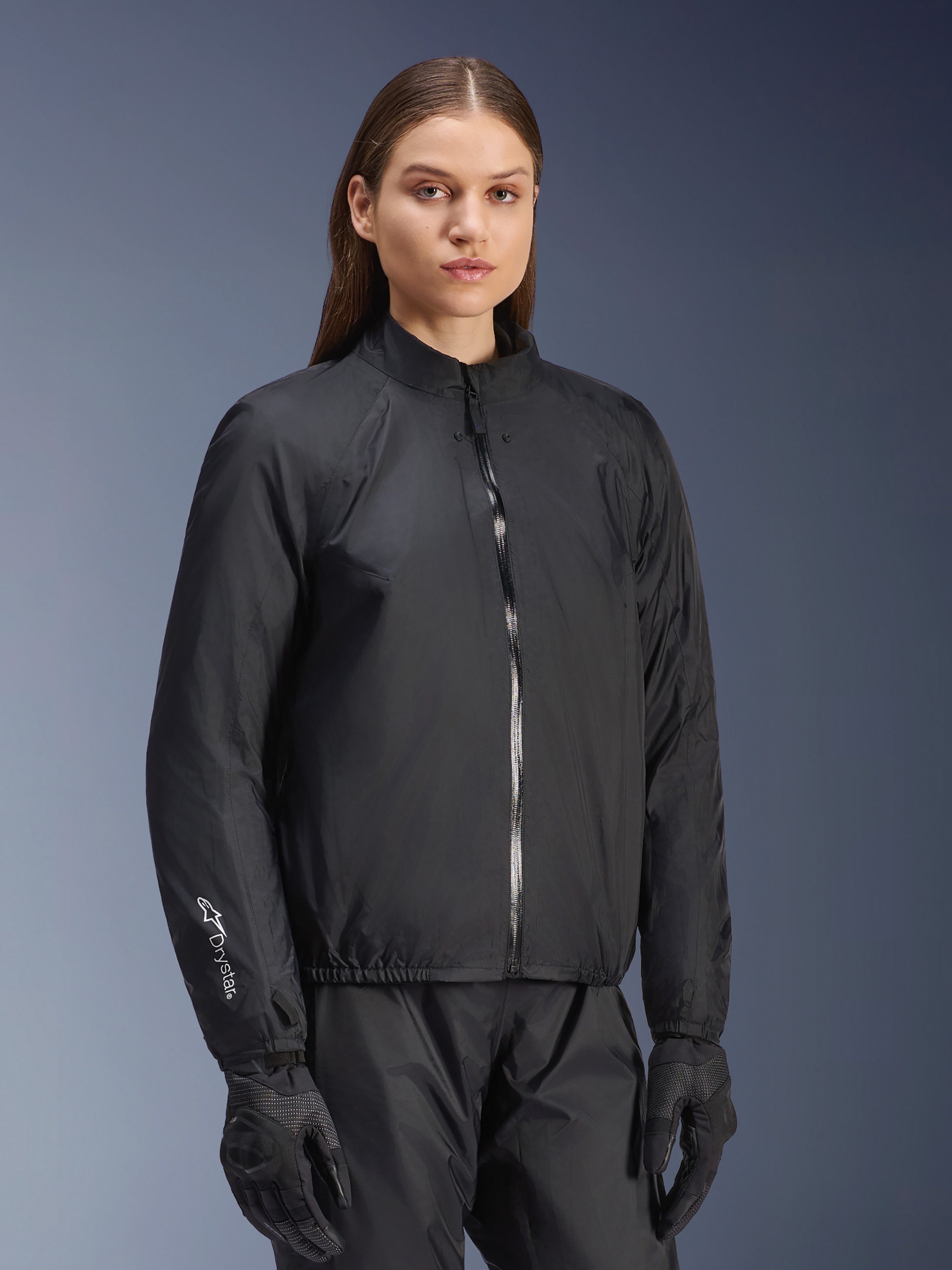 Alpinestars Stella Andes Air Drystar® Jacket, damska kurtka motocyklowa, czarna, z odpinaną wodoodporną membraną z pełnym zamkiem błyskawicznym i logo Drystar na rękawie, noszona z dopasowanymi czarnymi spodniami i rękawicami motocyklowymi
