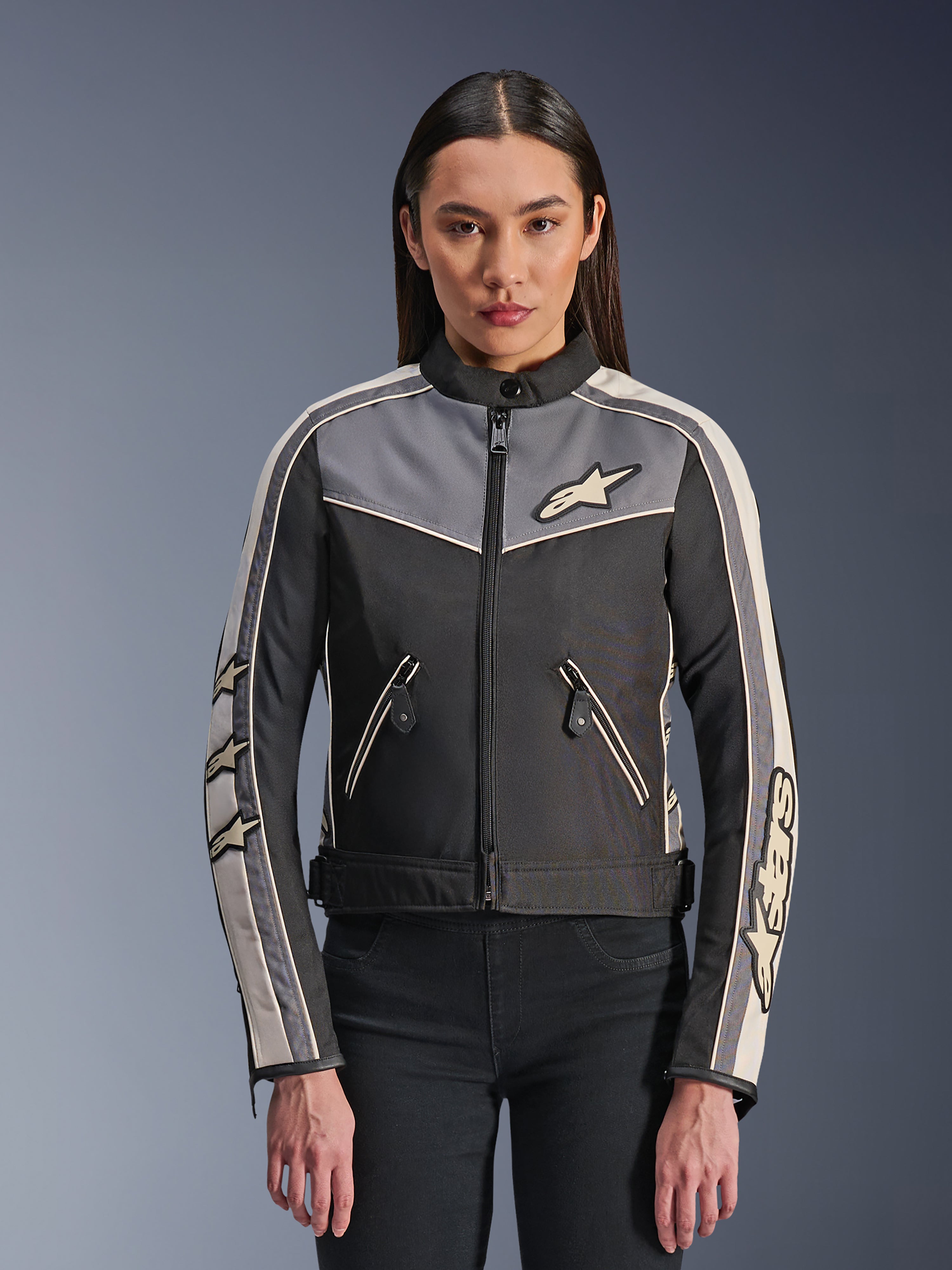Alpinestars Stella T-Dyno WR, damska tekstylna kurtka motocyklowa, czarna z ciemnoszarymi i akcentami ecru, krój motocyklowy inspirowany stylem vintage, przód i kieszenie zapinane na zamek, logo Alpinestars i motyw gwiazd na rękawach, ochronna odzież drogowa