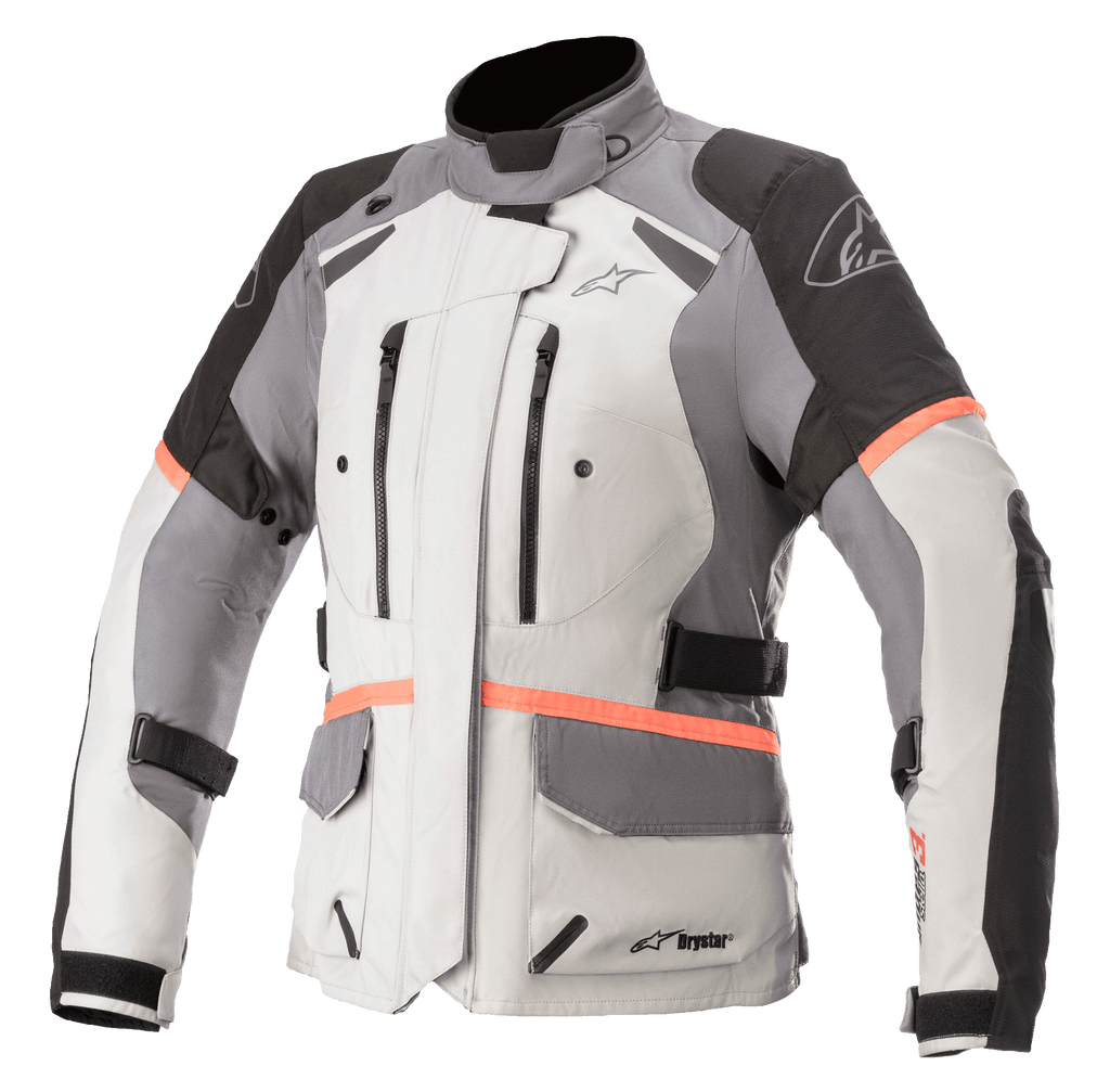 Alpinestars Stella Andes V3 Drystar, damska kurtka motocyklowa turystyczna, jasnoszara z ciemnoszarymi i czarnymi panelami oraz jaskrawymi koralowymi akcentami, wyposażona w otwory wentylacyjne na klatce piersiowej, duże kieszenie z klapkami i regulację w talii, techniczna konstrukcja tekstylna do jazdy adventure w każdych warunkach