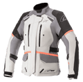 Alpinestars Stella Andes V3 Drystar, damska kurtka motocyklowa turystyczna, jasnoszara z ciemnoszarymi i czarnymi panelami oraz jaskrawymi koralowymi akcentami, wyposażona w otwory wentylacyjne na klatce piersiowej, duże kieszenie z klapkami i regulację w talii, techniczna konstrukcja tekstylna do jazdy adventure w każdych warunkach
