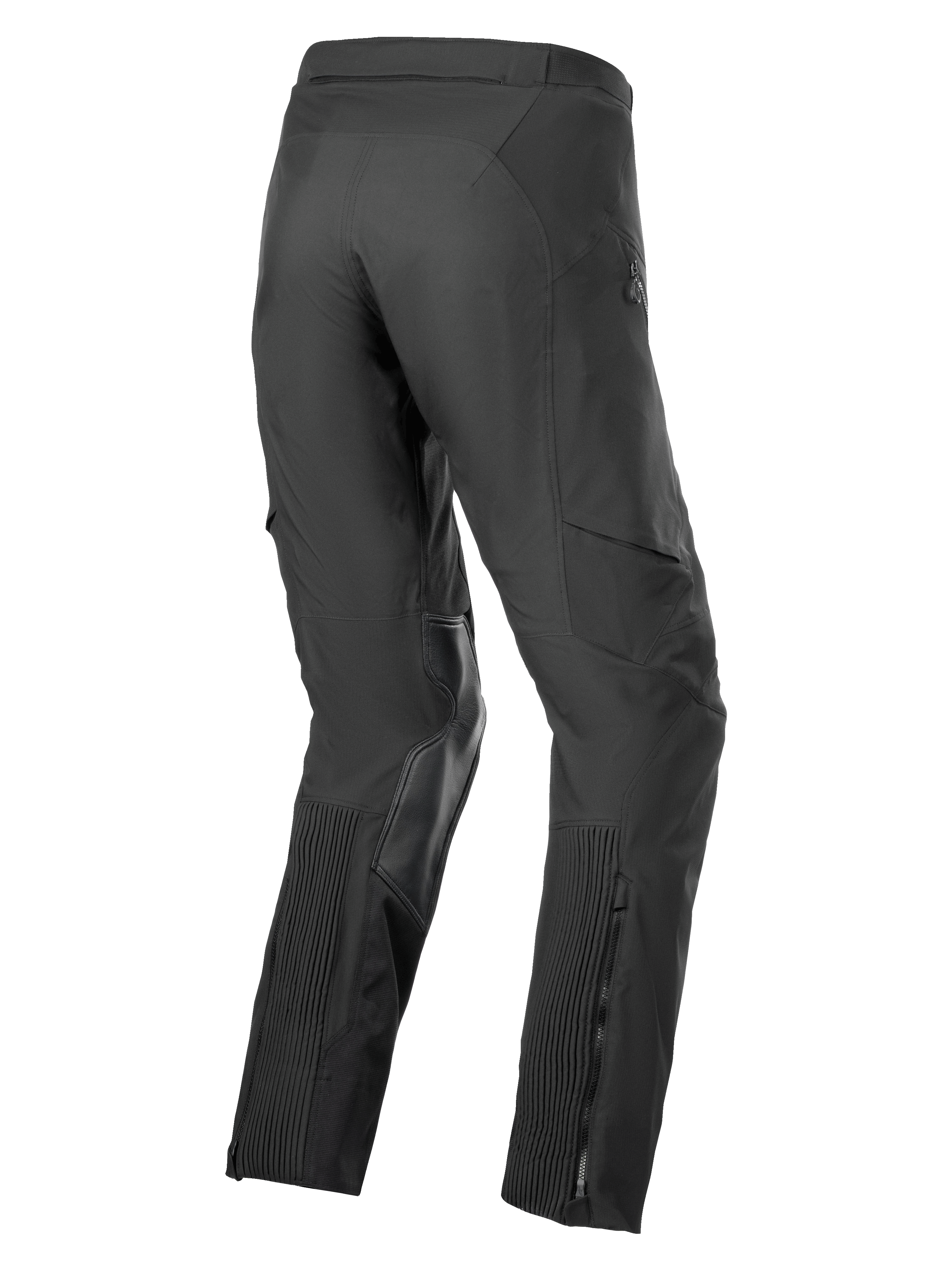 Alpinestars AMT-8 Stretch Drystar® XF Pants, turystyczne spodnie motocyklowe, czarne, widok 3/4 od tyłu z elastycznymi panelami akordeonowymi na łydkach, wzmocnieniami z koziej skóry po wewnętrznej stronie kolan i nogawkami zapinanymi na zamek