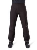 Alpinestars Amt 8 Stretch Drystar® XF Pant Liner, czarna podpinka do spodni, gładka, wodoodporna i wiatroszczelna warstwa, z logo AMT na nogawce, widoczna w połączeniu z czarnymi butami motocyklowymi, ergonomiczny design adventure touring