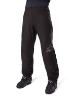 Alpinestars Amt-8 Stretch Drystar® XF Pant Liner, czarna, wodoodporna i elastyczna konstrukcja tekstylna ze srebrnym logo AMT, noszona z czarnymi butami motocyklowymi, element odzieży adventure touring.