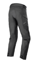 Alpinestars Andes Air Drystar® Pant - Short Length, spodnie turystyczne adventure, czarne, widok z tyłu z boku pokazujący obszerne panele z siatki 2D zapewniające przepływ powietrza, wstępnie zakrzywiona konstrukcja nogawek oraz regulowane paski na kolanach i kostkach