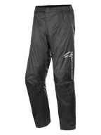 Alpinestars Hurricane Rain V2 Pant, wodoodporne spodnie motocyklowe przeciwdeszczowe, czarne, odblaskowe logo na lewym udzie, elastyczny pas, ergonomiczna konstrukcja kolan, połyskująca wiatroszczelna laminowana tkanina, do jazdy szosowej i adventure