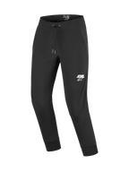 Spodnie Alpinestars Aeroshell, motocyklowe spodnie softshellowe, czarne z białym logo ASTARS na lewym udzie, elastyczny pas ze sznurkiem i ściągacze na kostkach, zaprojektowane dla motocyklistów miejskich i turystycznych