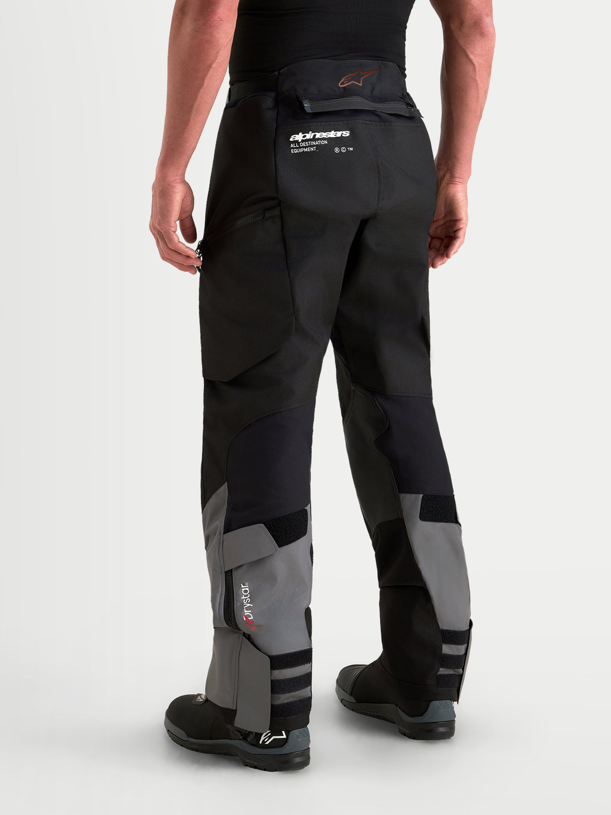 Alpinestars Harok V 2 Drystar, męskie spodnie motocyklowe adventure, ciemnoszare i czarne, konstrukcja ripstop, wodoodporna membrana Drystar, widok z tyłu