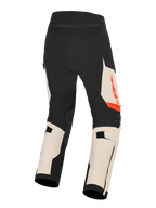 Spodnie Halo Pro Drystar® XF Laminowane Alpinestars, męskie spodnie motocyklowe adventure, czarne i beżowe z czerwonymi akcentami, widok z tyłu przedstawiający konstrukcję z elastycznego materiału ripstop